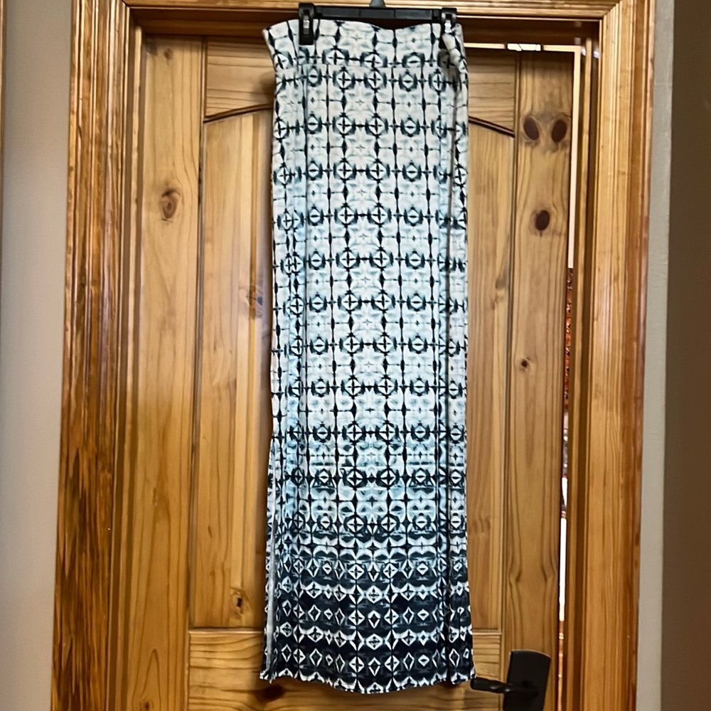 a.n.a skirt, never worn, blue and white with pattern